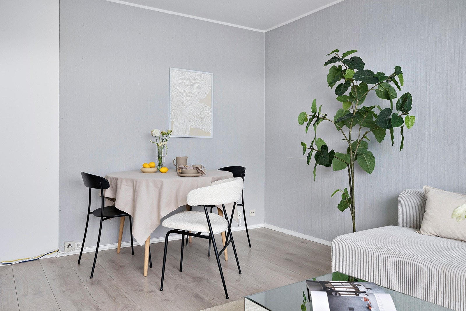 Stue med plass til en liten spisestue Galleribilde