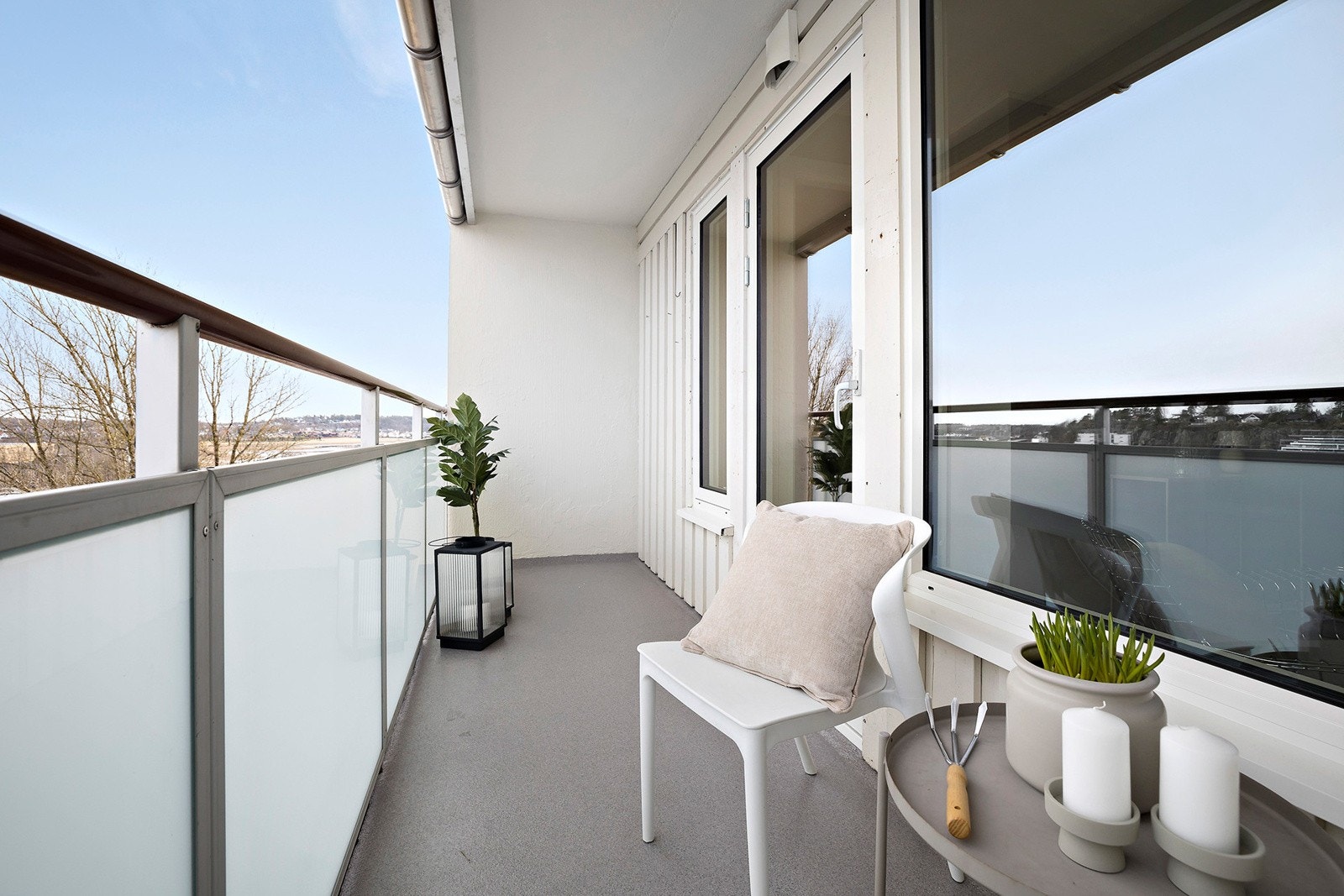 Balkong med fin morgensol Galleribilde