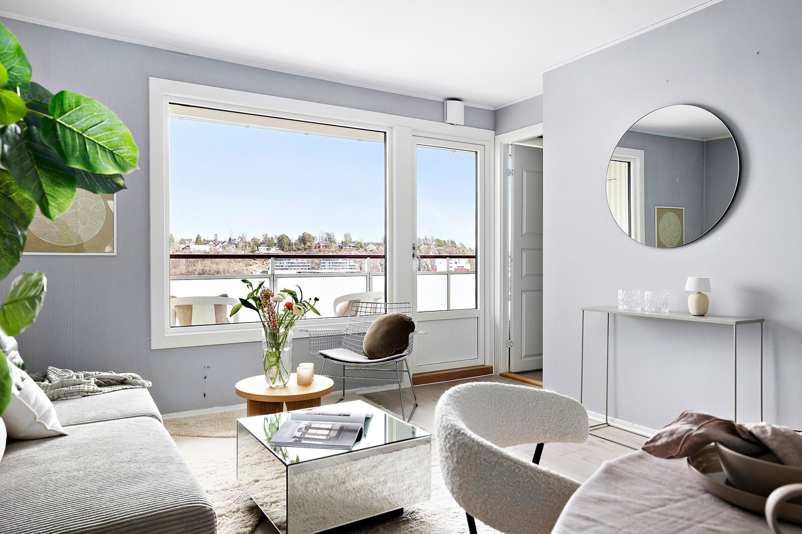 Stue med lettvegg og dør til rom som blir brukt til soverom Galleribilde