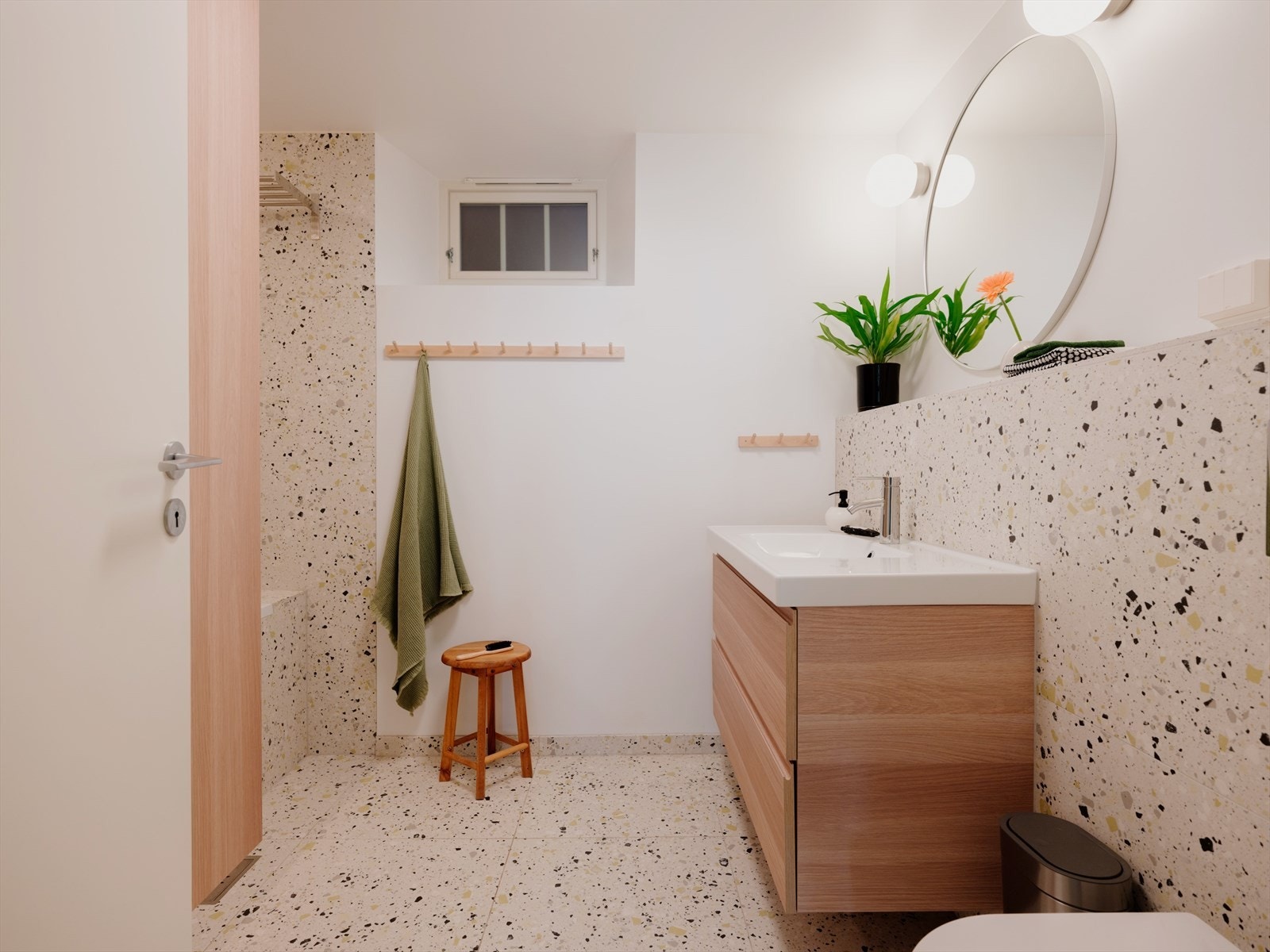Badet er vakkert utført med lekre terrazzofliser på gulv og delvis flislagte vegger. Totaloppusset i 2023. Galleribilde