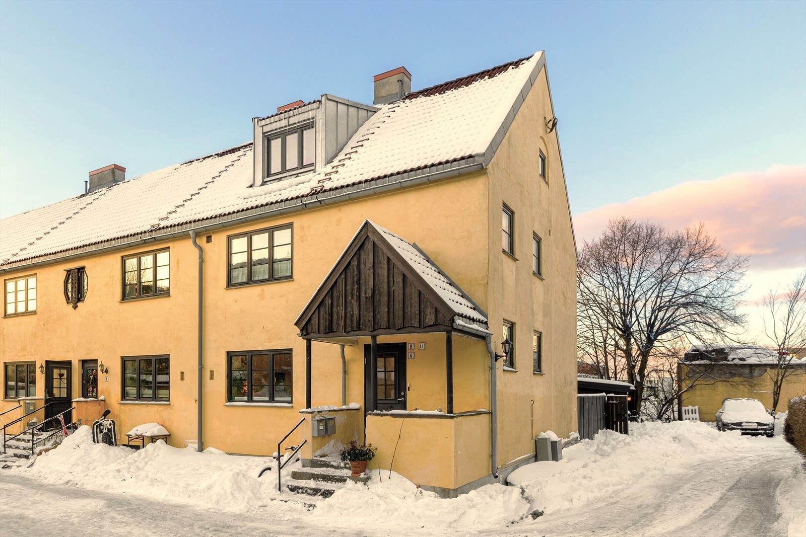 Velkommen til et rålekkert townhouse over to plan med en meget god intern beliggenhet i populære Grønvold Hageby! Galleribilde