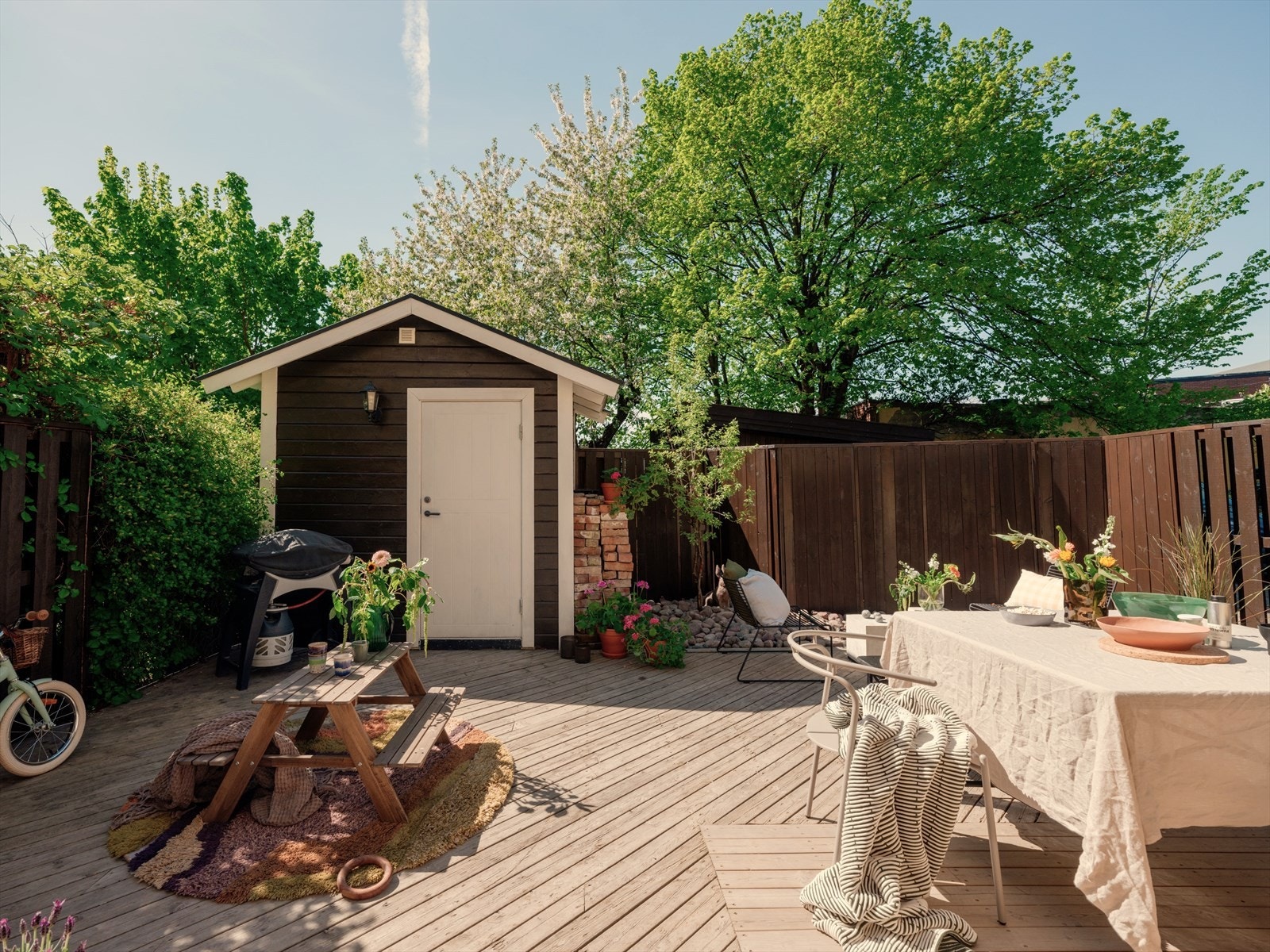 Uteplass til glede for store og små! På terrassen er er det god plass til flere gjester, planter, grill og utemøblement i ulike soner. Galleribilde