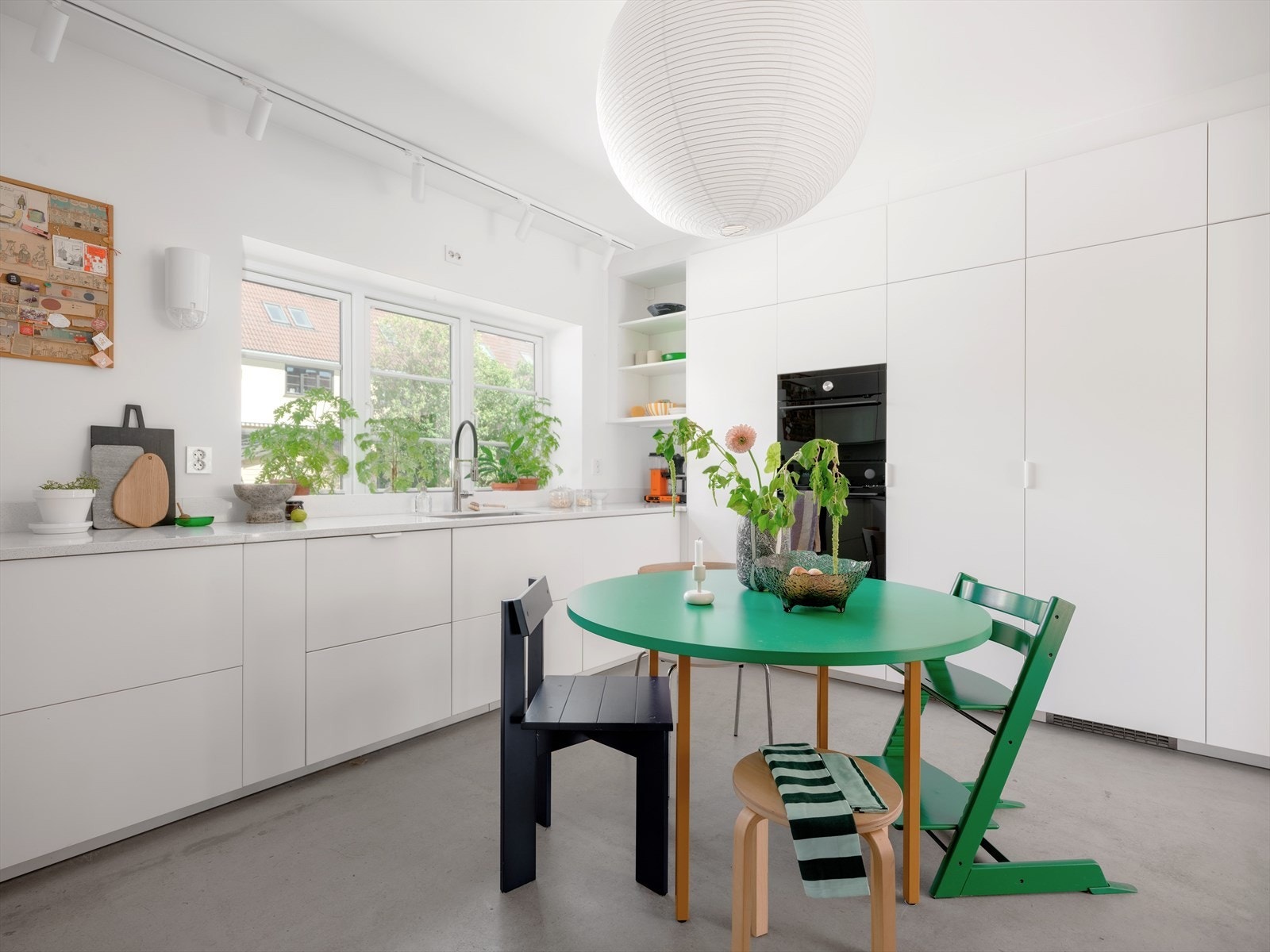 Med hjelp av gode håndverkere, nøye utvalgte materialer og stor interesse for estetikk og design har dette blitt et unikt hjem, med sjarm, varme og smarte løsninger. Galleribilde