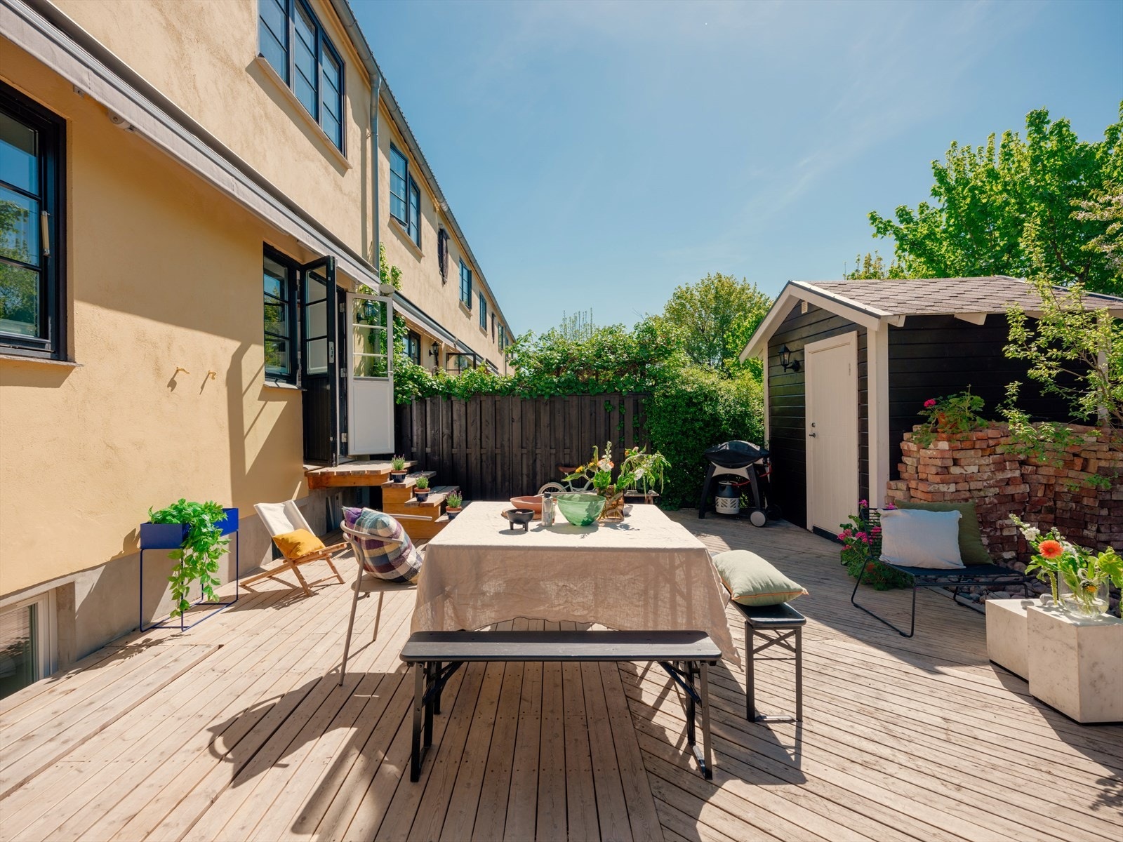Din egen private oase: Boligen forlenges av en herlig, skjermet terrasse på 41 kvm. med gjerde, port og utebod. Galleribilde