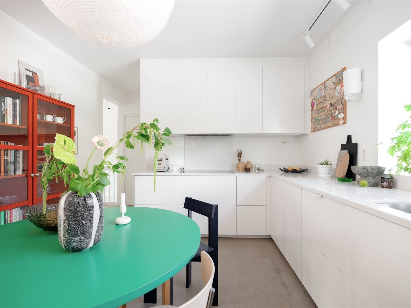 Kjøkkeninnredningen er fra IKEA, og utgjør et tidløst, stilrent møbel i seg selv. Frontene er i hvit matt, med lekker benkeplate i kompositt og oppvaskkum i rustfritt stål. Galleribilde