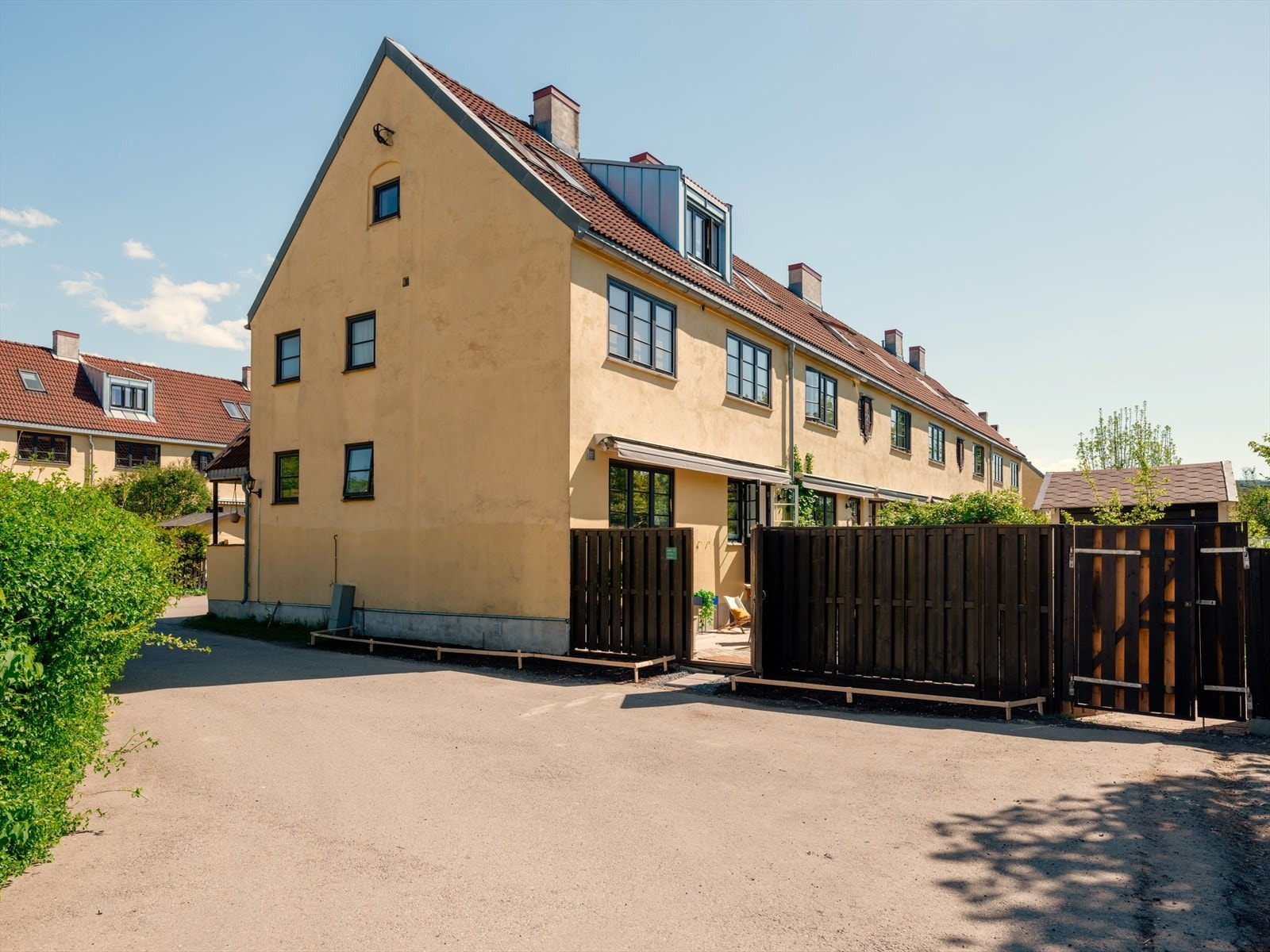 Enkel adkomst fra P-plass til terrasse gjennom port. Området omtales som et eldorado for barnefamilier, der barna løper fritt på bilfrie veier mellom husene. Borettslaget har også en felles lekeplass med bl.a. klatre- og huskestativ, sklie og sandkasse. Galleribilde