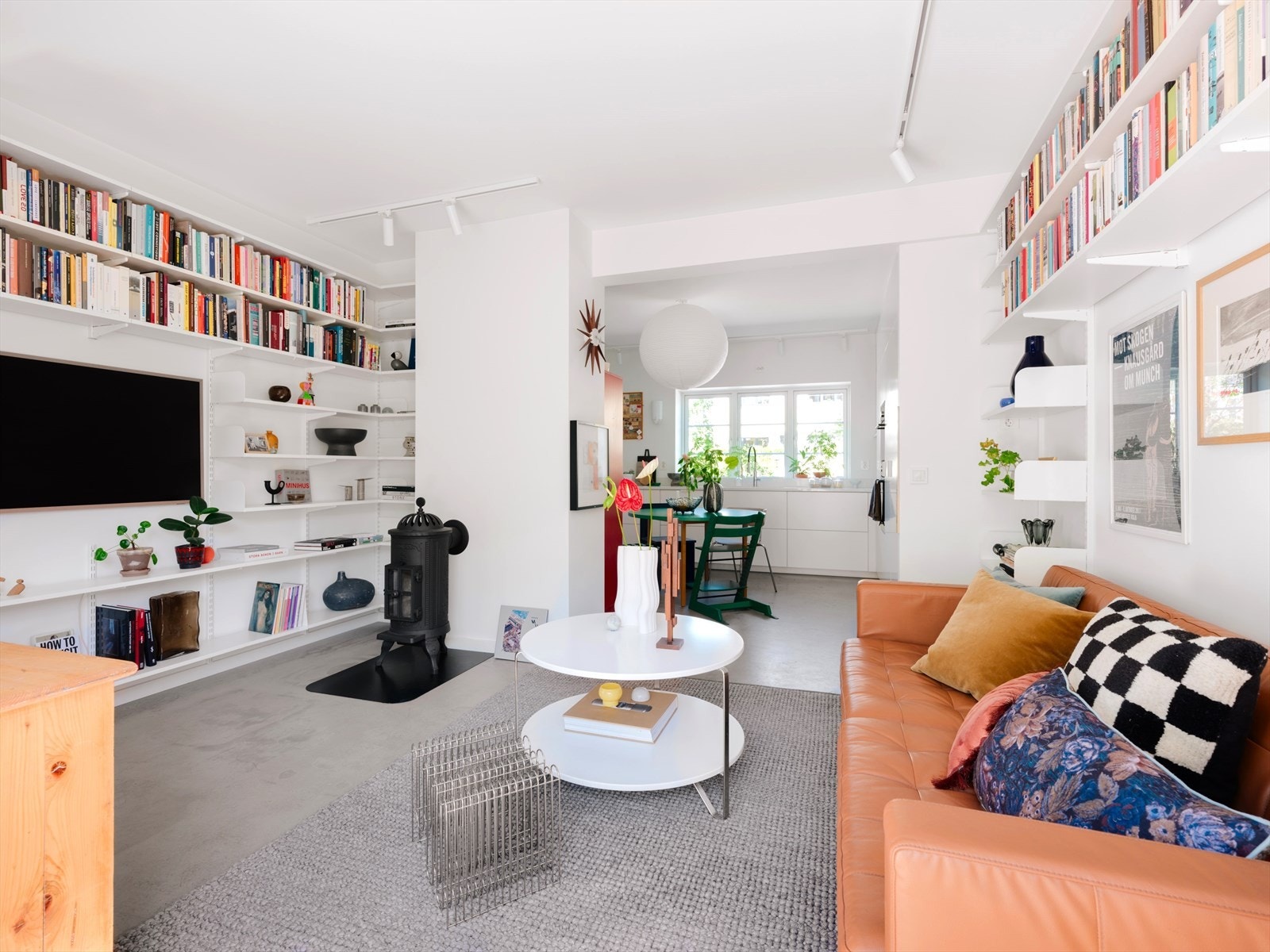 Stuen er lys og luftig med god plass til en ordentlig sofa- og TV-krok. Lysskinner med spotlights er installert i flere rom. All belysning styres enkelt via app og sørger for riktig stemning i hvert rom. Peisovn installert i 2023. Galleribilde