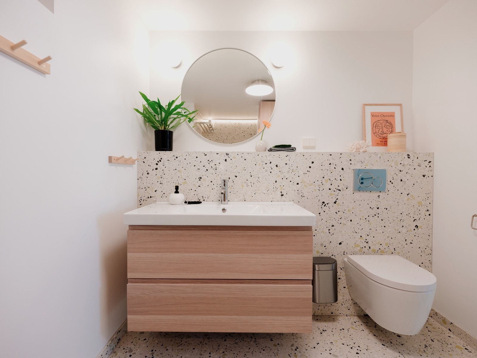Videre har badet vegghengt toalett, servantinnredning med porselensservant og belysning montert på vegg. Galleribilde