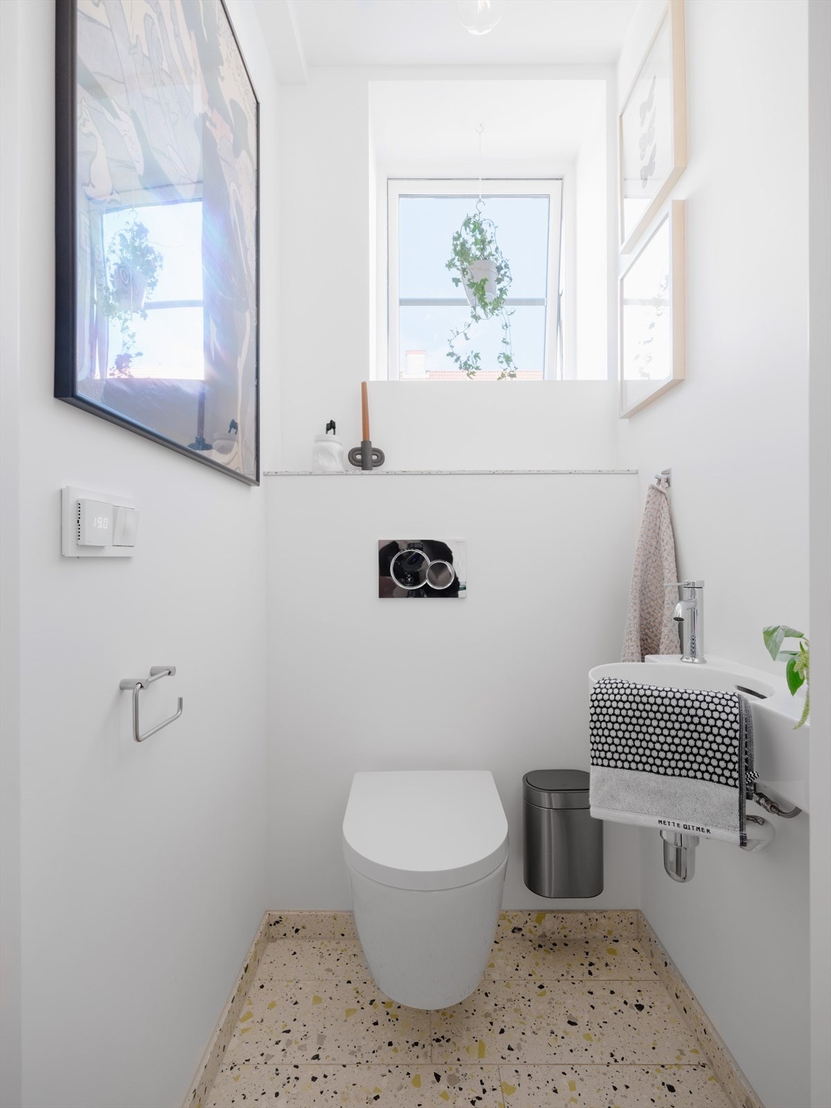 Boligen har et praktisk toalettrom ved entré - perfekt for gjester eller når det er travelt på badet om morgenen. Galleribilde