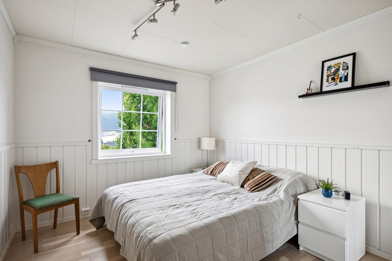 Lyst og romslig soverom. Galleribilde