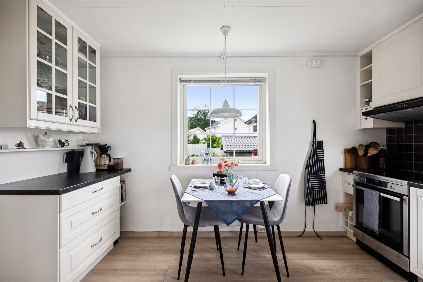 Ved vinduet på kjøkkenet får du plass til en koselig frokostplass. Galleribilde