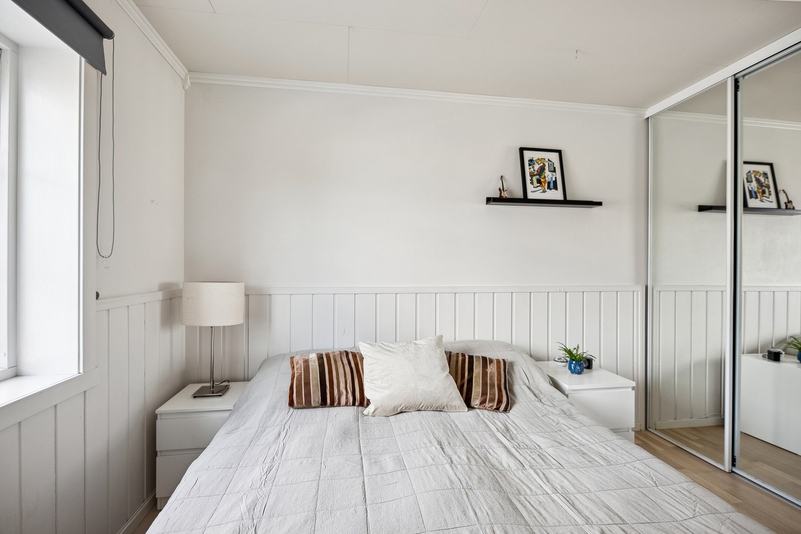 Soverommet har lagringsplass i en skyvedørsgarderobe. Galleribilde