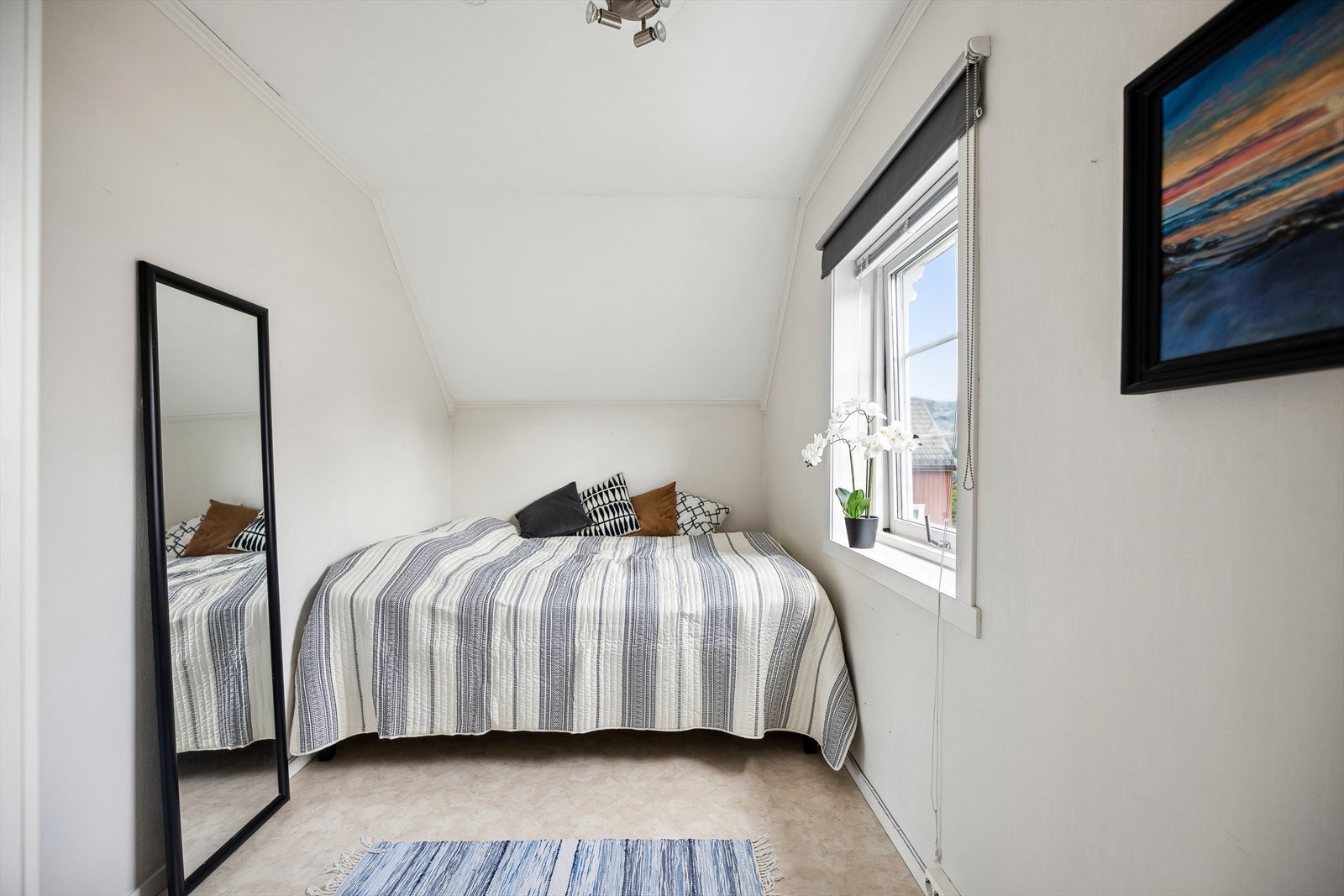 Soverom med plass til seng og tilhørende møbler. Galleribilde