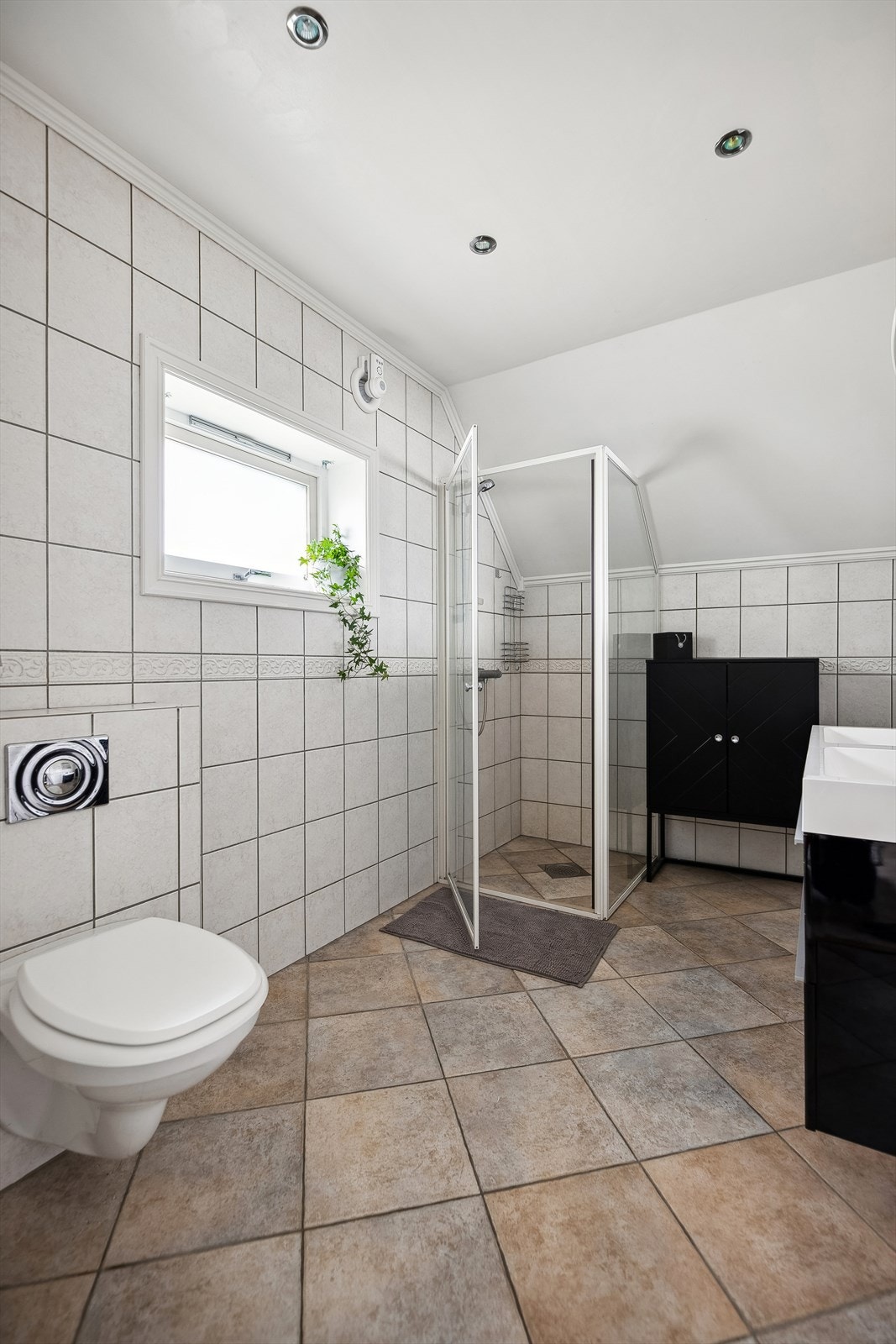 Baderommet har avtrekk via elektrisk styr vifte. Galleribilde