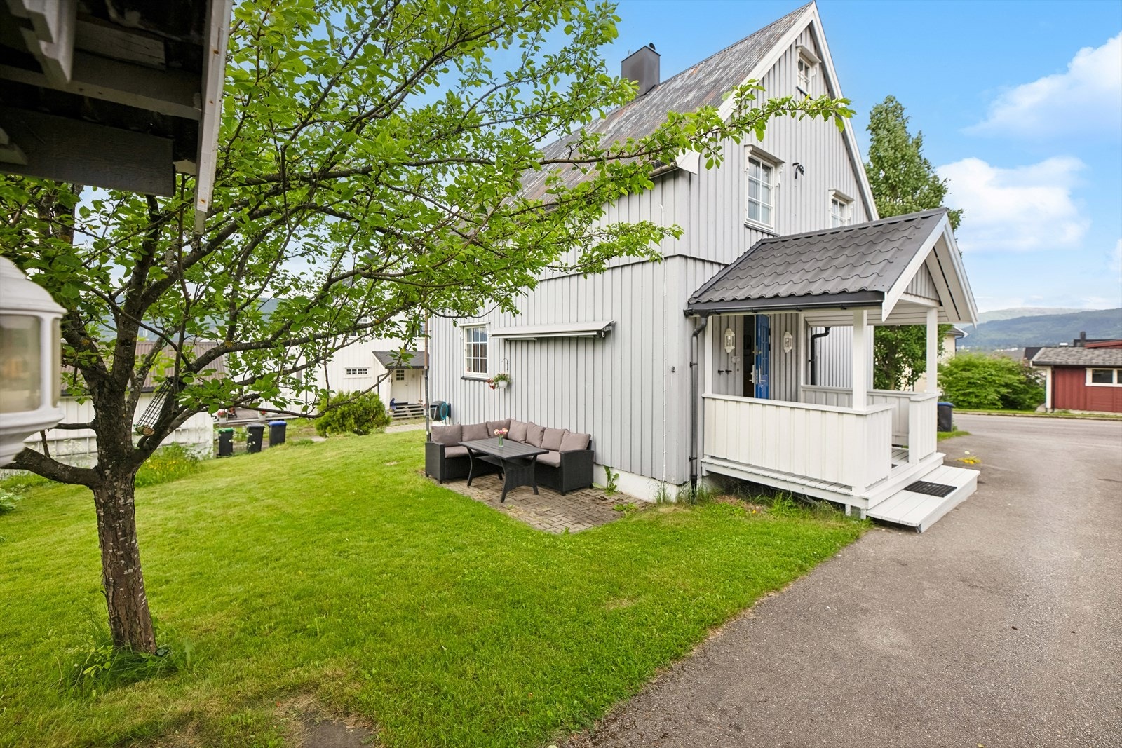 Eiendommen ligger i et veletablert, familievennlig og sentrumsnært boligområde ca. 750 meter fra sentrum av Mo i Rana. Galleribilde