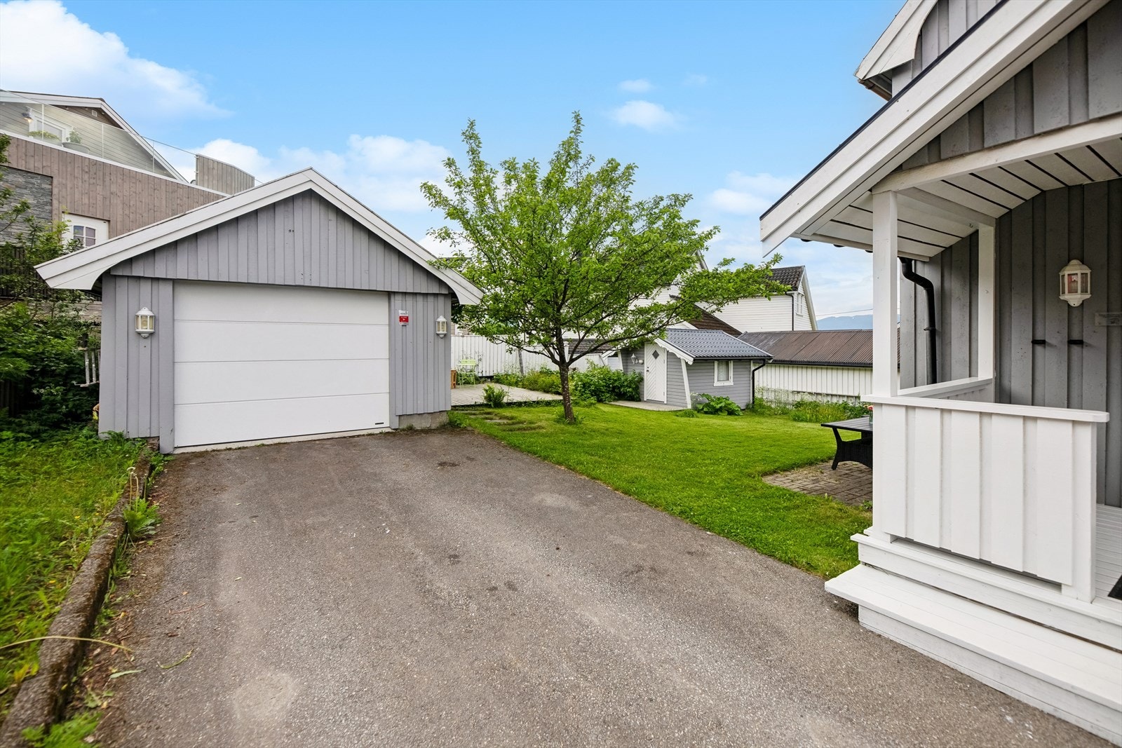 Ved boligen finner du asfaltert innkjørsel og gårdsplass. Galleribilde