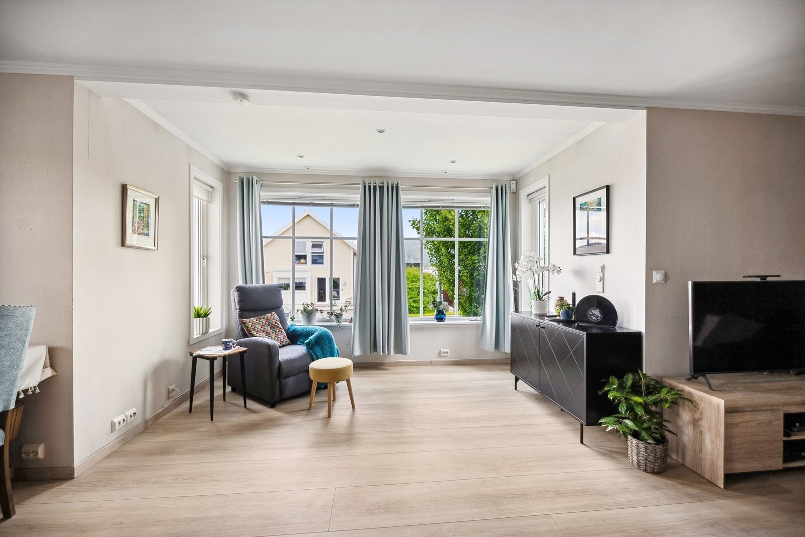 Stuen er naturlig inndelt i flere soner, noe som gir flere møbleringsmuligheter. Galleribilde