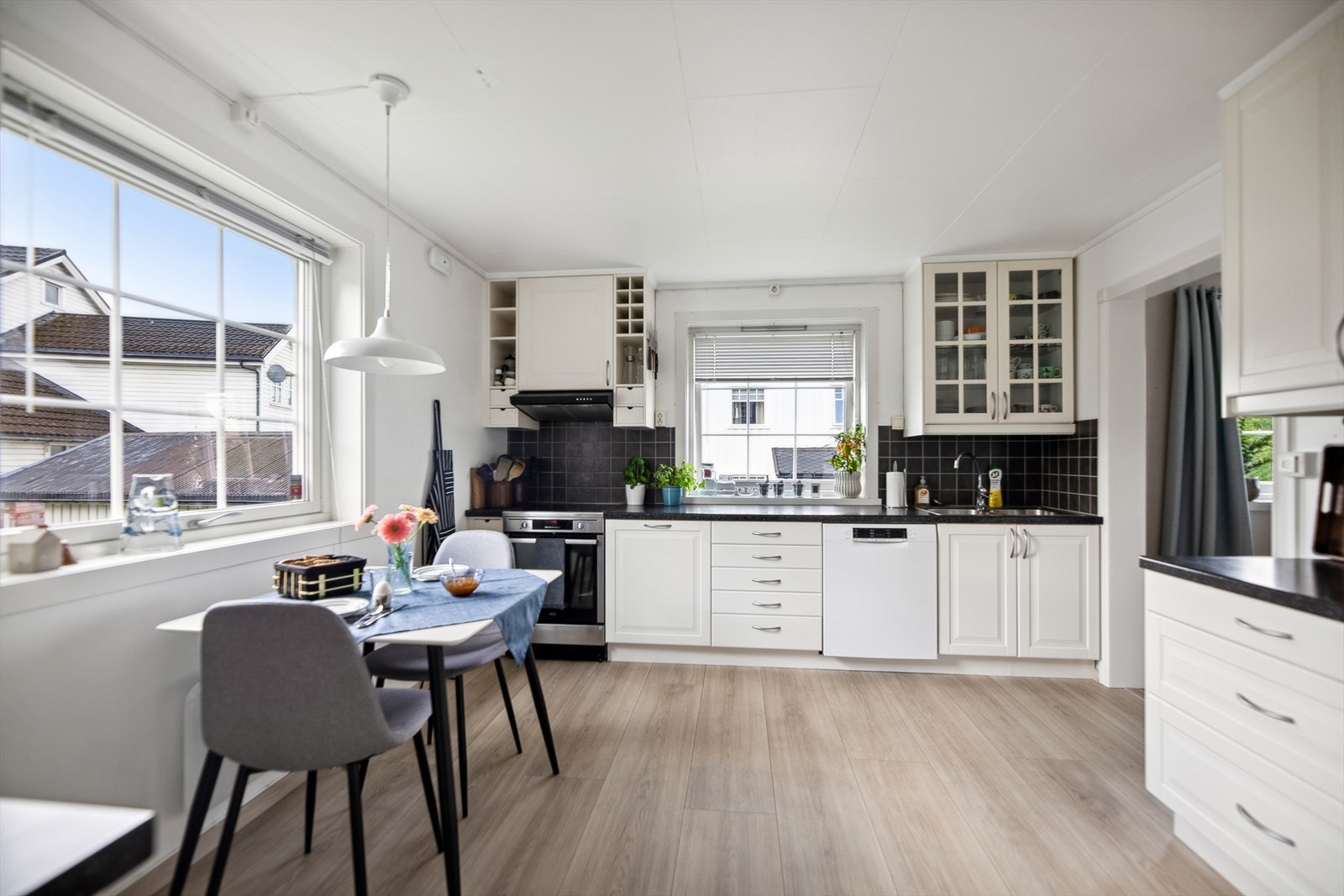 Innredningen er takhøy, og har normalt med skap- og benkeplass. Galleribilde