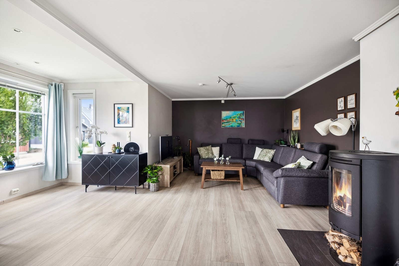 Stuen har plass til en romslig sofagruppe. I stuen er det montert en peisovn som gir god varme på kalde dager. Galleribilde