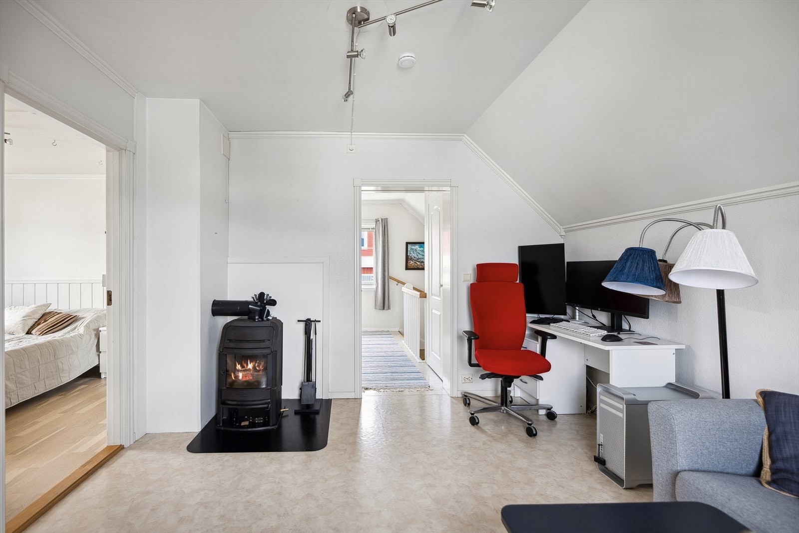 I loftsetasjen finner du en loftstue adkomst til et baderom og et soverom. Galleribilde