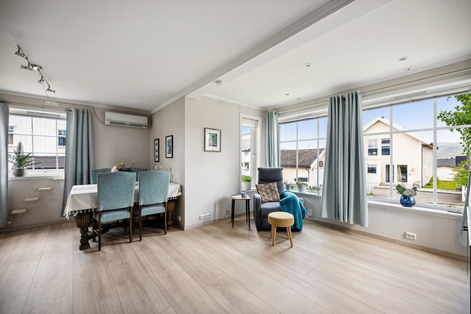 Stuen har store vindusflater som slipper inn godt med naturlig lys og gir rommet en lys og luftig følelse. Galleribilde