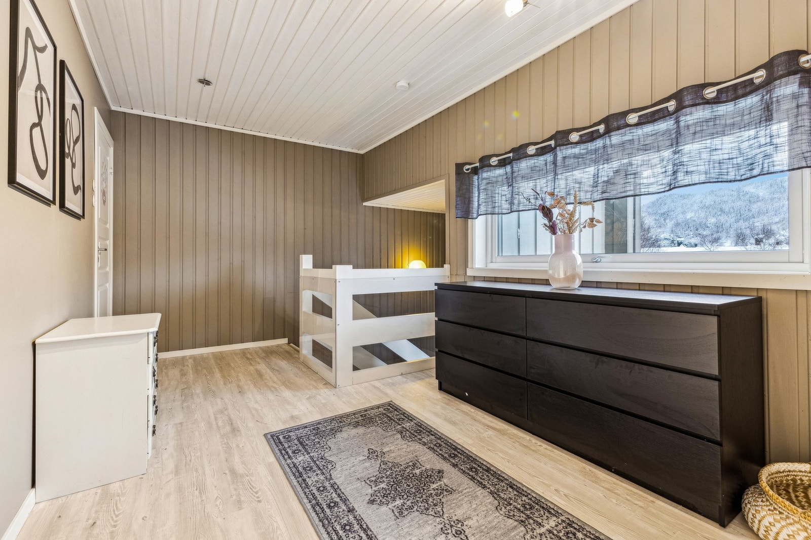 Andre etasje har 2 soverom, tidligere 3, et bad og toalettrom. Galleribilde