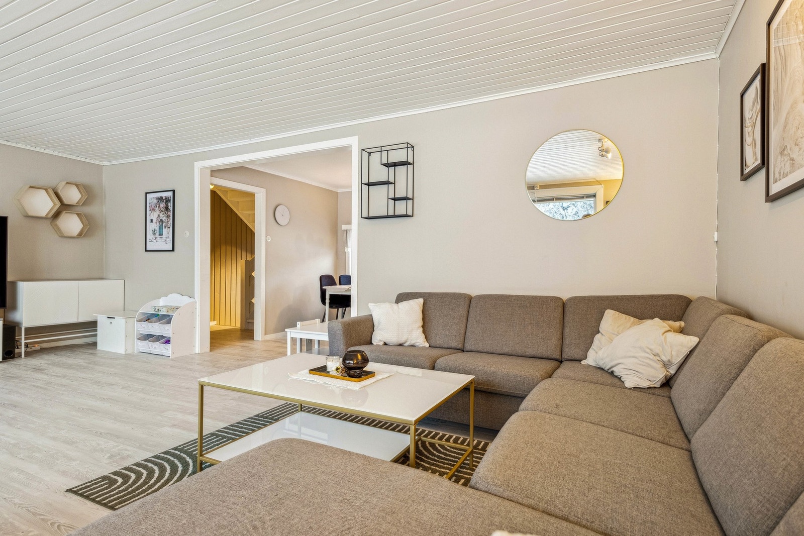 Innvendig har du et samlet bruksareal på ca. 137m² fordelt på 3 plan. Galleribilde