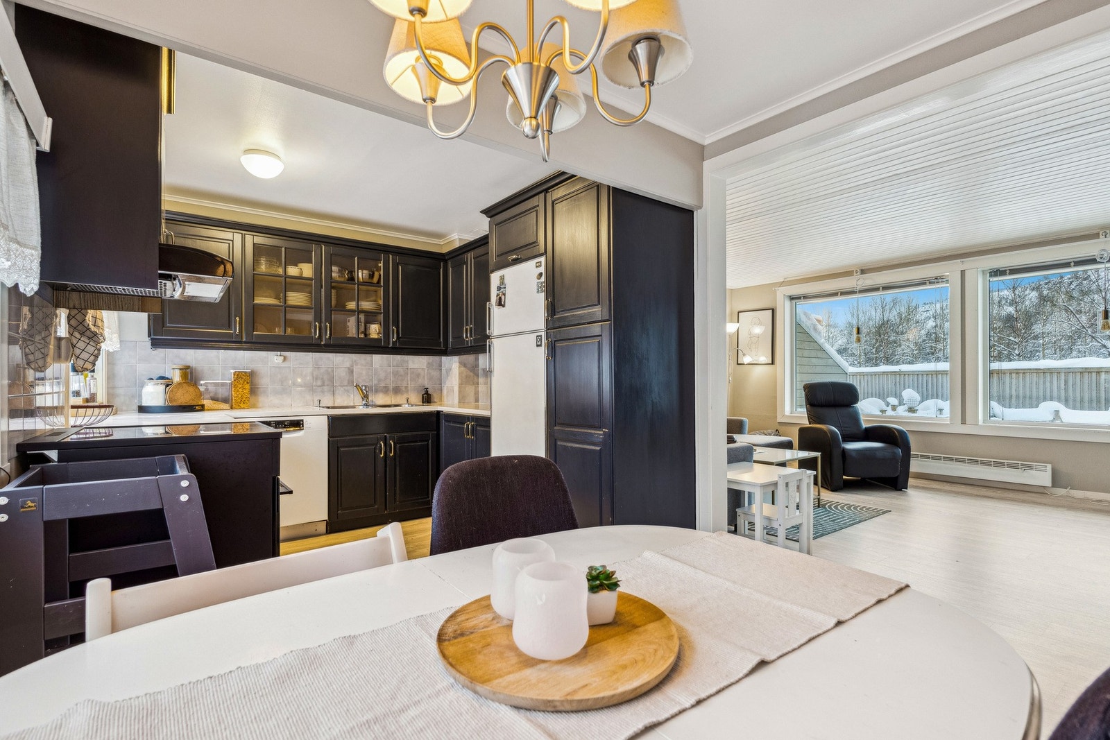 Boligen strekker seg over 3 plan fordelt på ca. 42m² i kjeller, 47m² på hovedplan og 48m² i 2. etasje. Galleribilde