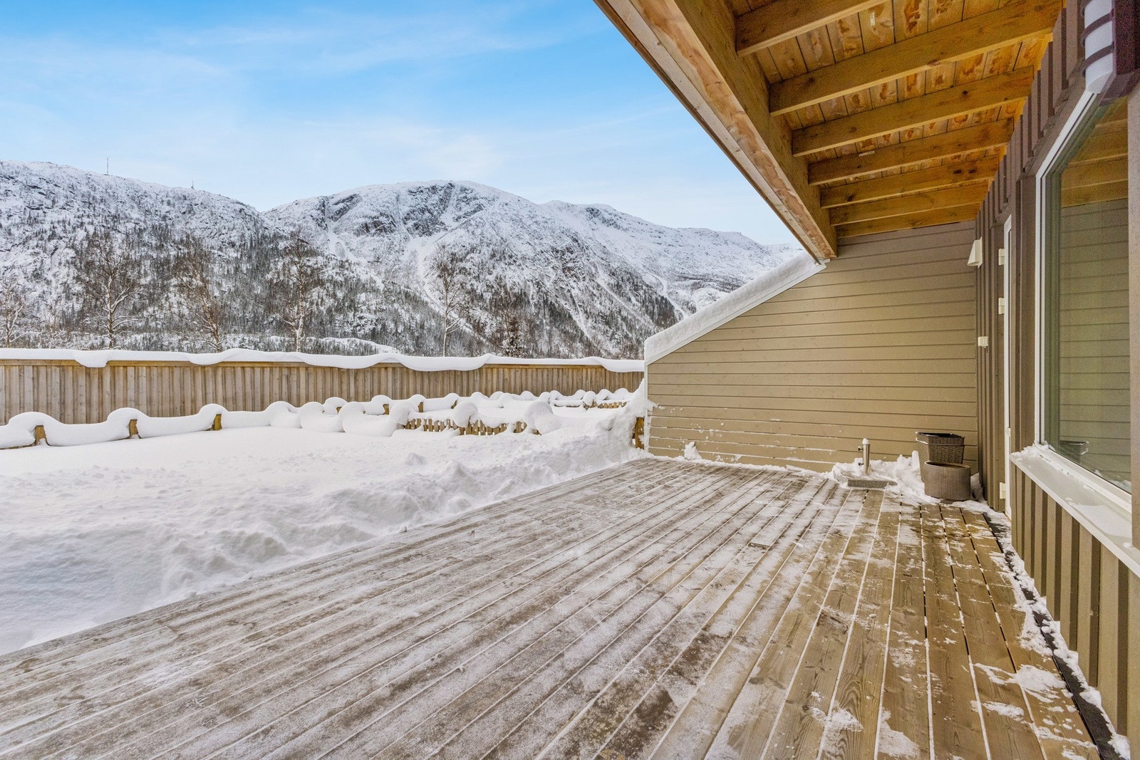 Fra uteområdet har du utsikt mot Øyfjellet og en fin solbane på for- og ettermiddag. Galleribilde