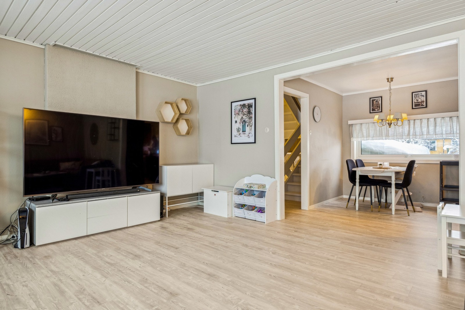 Boligen er godt vedlikeholdt og innehar også potensiale for ytterligere oppgraderinger på våtrom og kjeller. Galleribilde