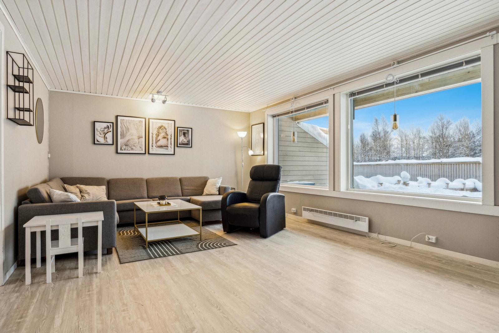 Fra stuen har du enkel og god oversikt hvis man for eksempel har små barn/barnebarn som leker i hagen. Galleribilde