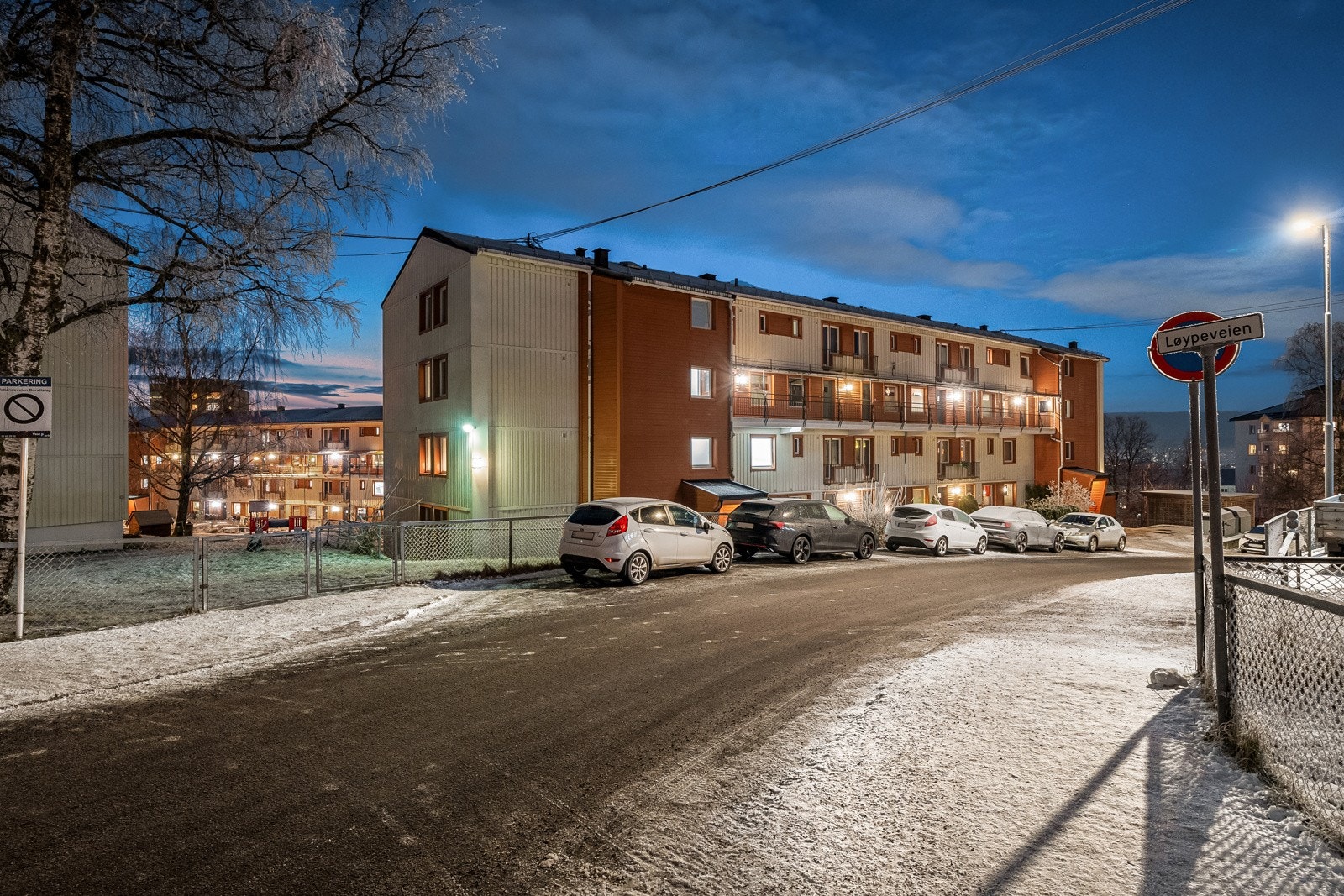 Området har nærhet til skoler (Oppsal skole), barnehager, offentlig kommunikasjon, samt et rikt utvalg av fasiliteter og servicetilbud Galleribilde