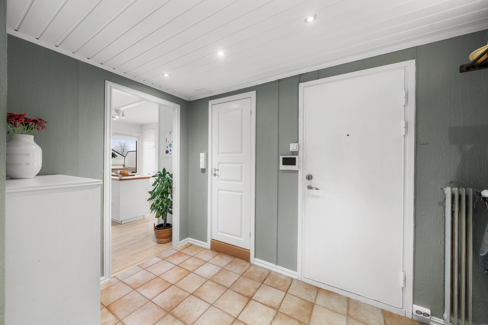 Det er fliser på gulv og downlights i himling Galleribilde