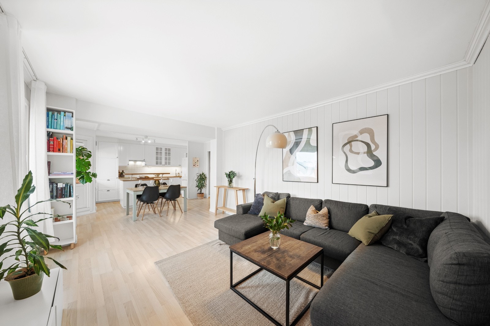 Stue med god plass til sittegruppe Galleribilde
