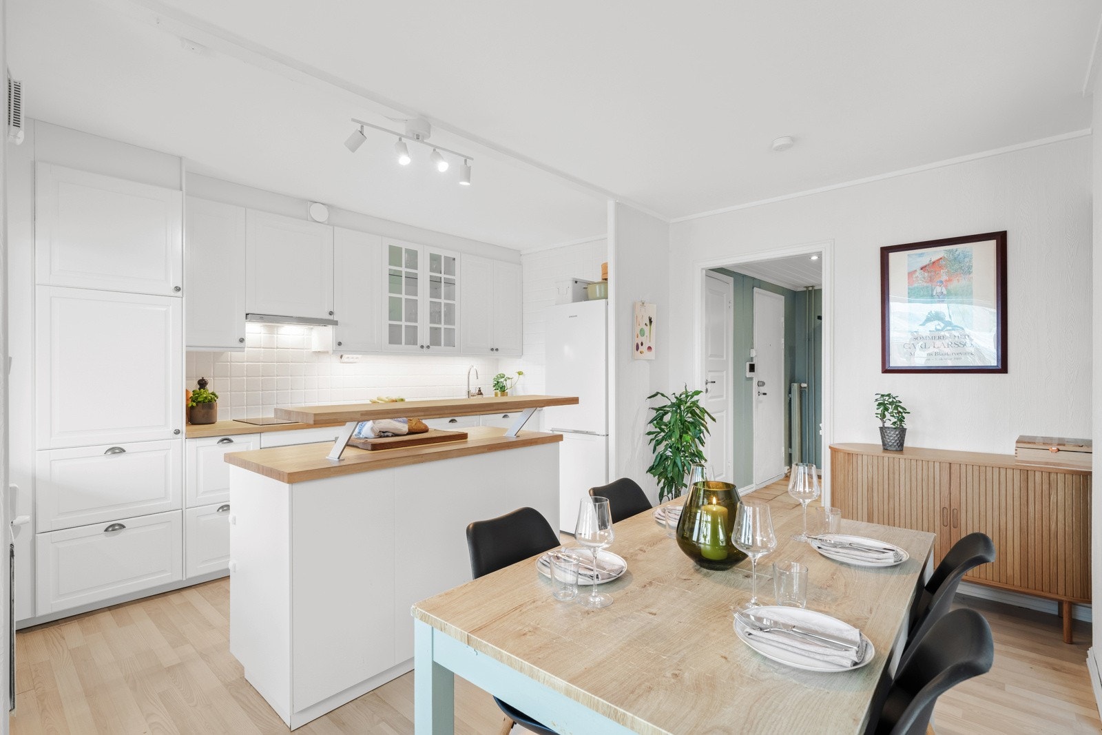 Det er fin plass til stort spisebord Galleribilde