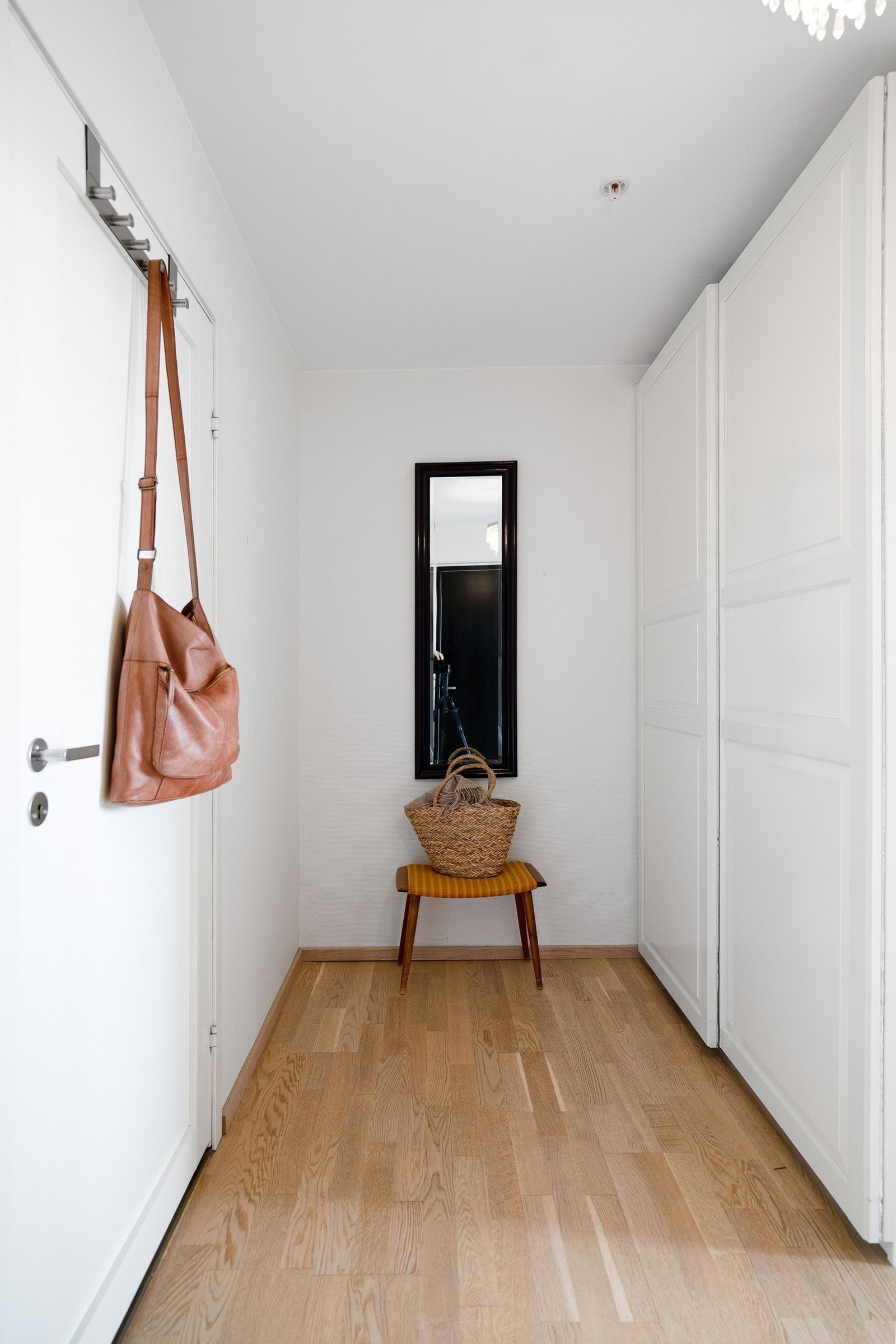 Gang med praktisk skyvedørsgarderobe Galleribilde