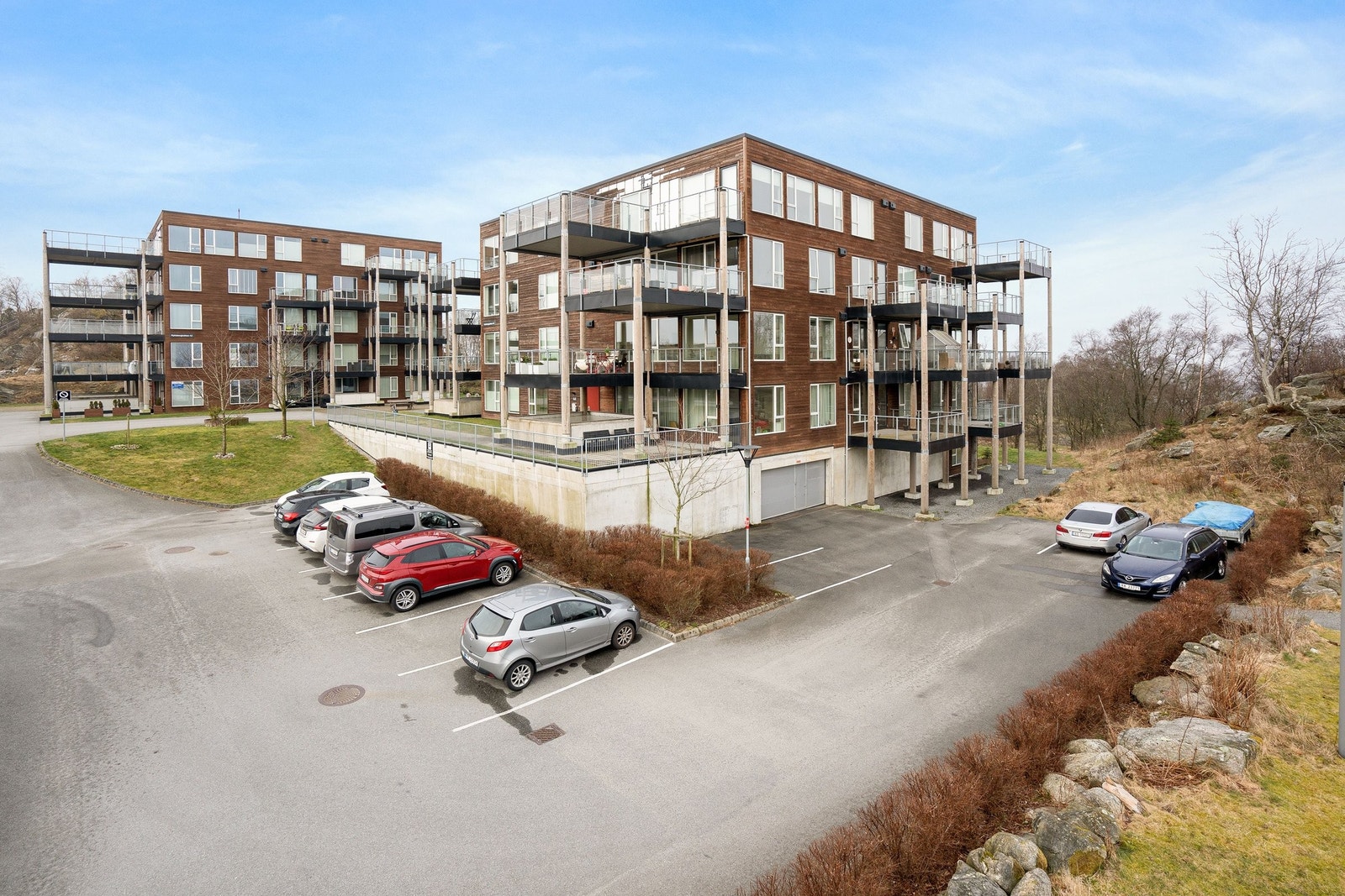 Utvendig, garasjeinngang i underetasjen Galleribilde