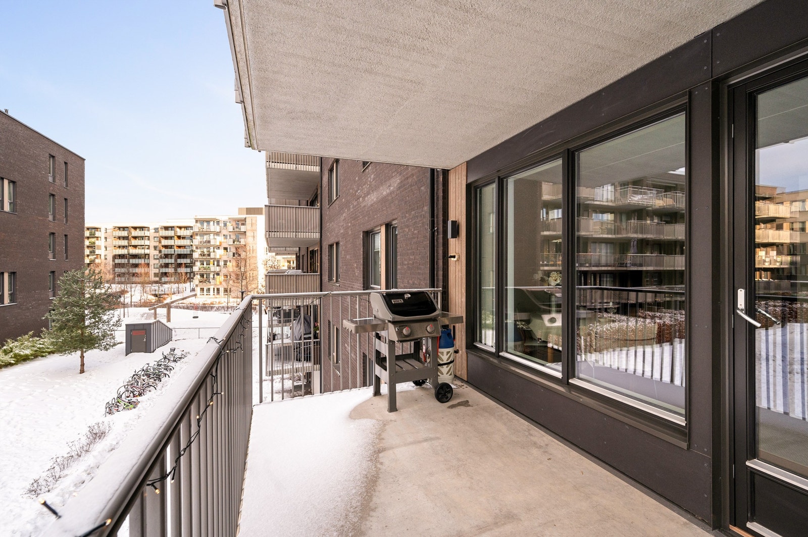 Balkongen strekker seg langs den nordvestlige delen av bygget og byr på ettermiddag- og kveldssol Galleribilde