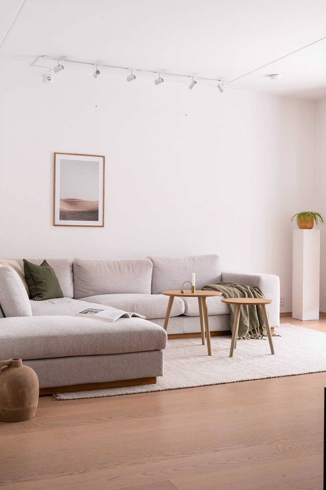 Det er rikelig med plass for sittegruppe med tilhørende møblement og tv-seksjon i stuen Galleribilde