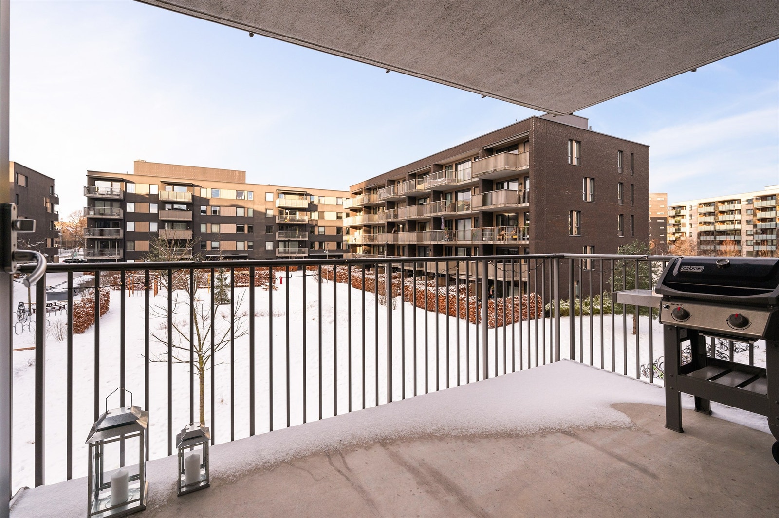 Her er det god plass til utemøblement som både sittegruppe og grill - det er tillatt med el- og/eller gassgrill på balkongen Galleribilde