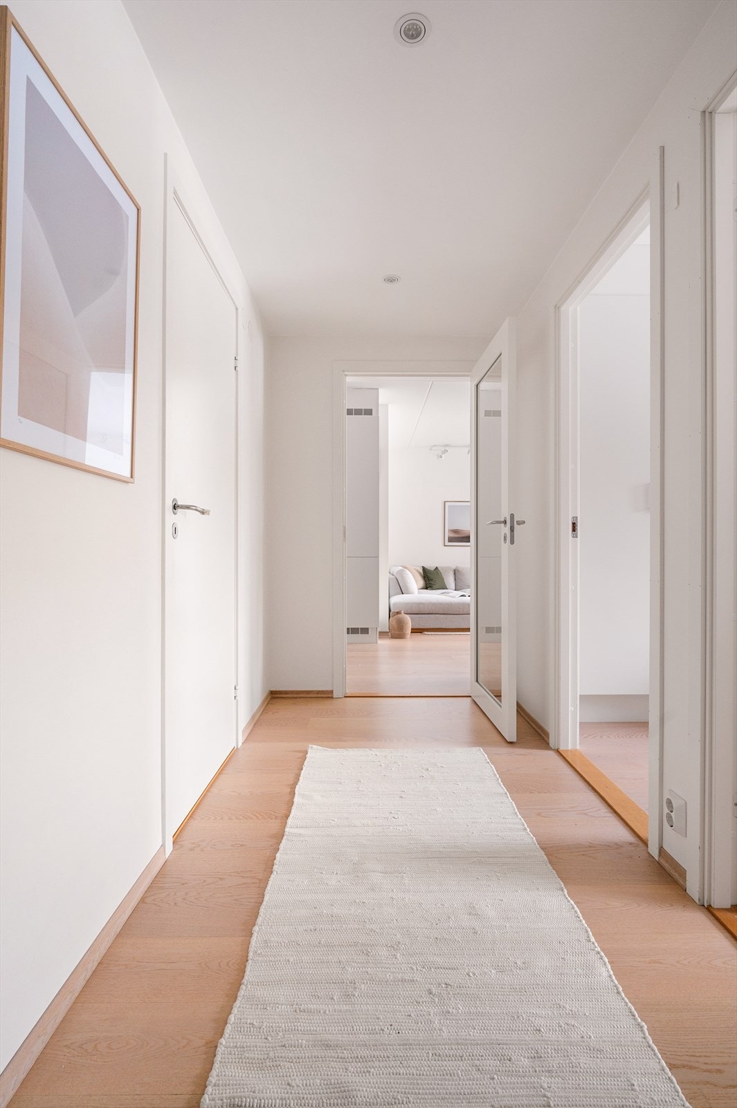 Fra entreen er det direkte adkomst til leilighetens øvrige rom, dette understøtter leilighetens gode planløsning Galleribilde