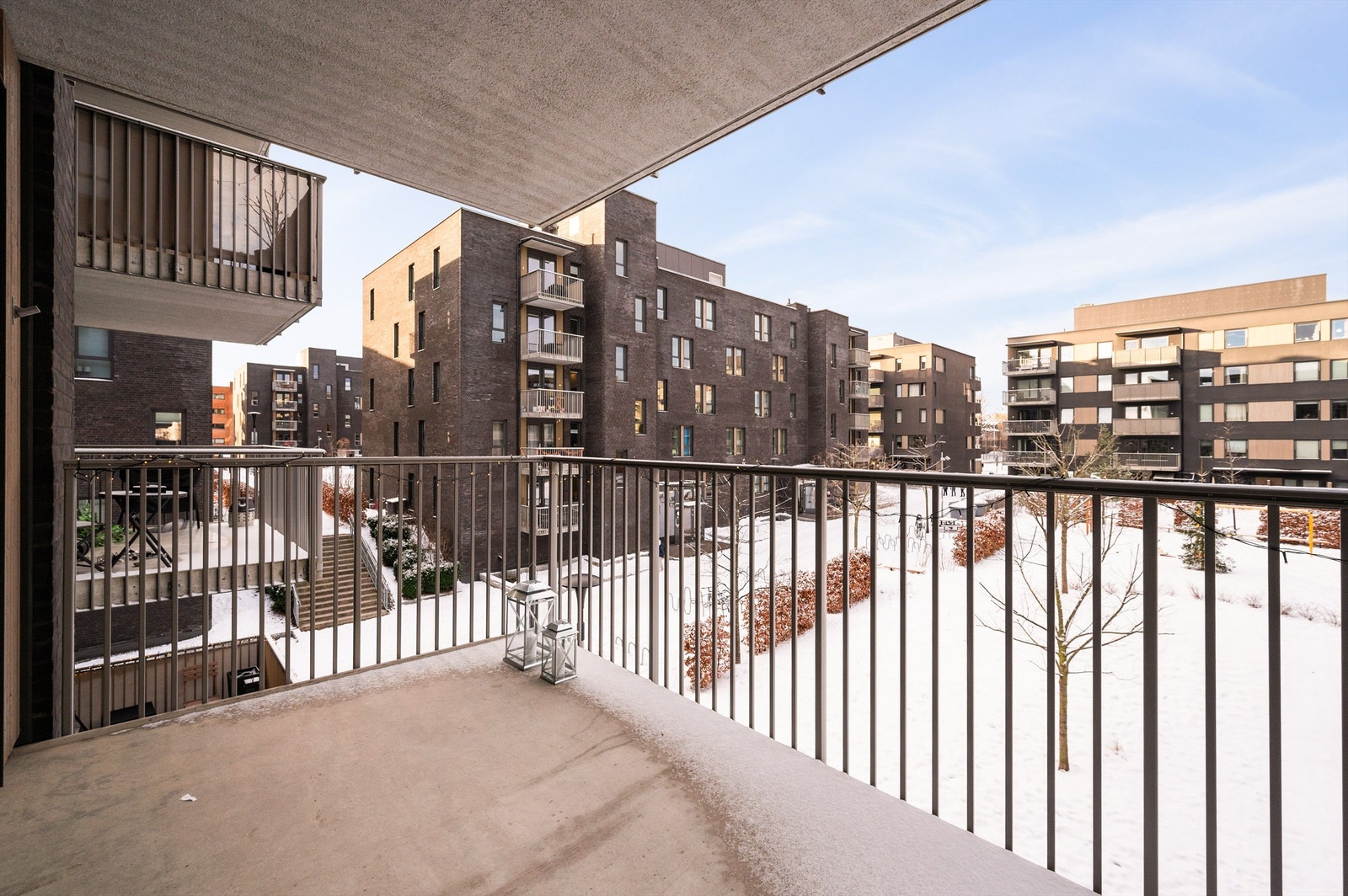 Boligen ligger i sin helhet vendt ut mot indre gårdsrom med hyggelig utsyn Galleribilde