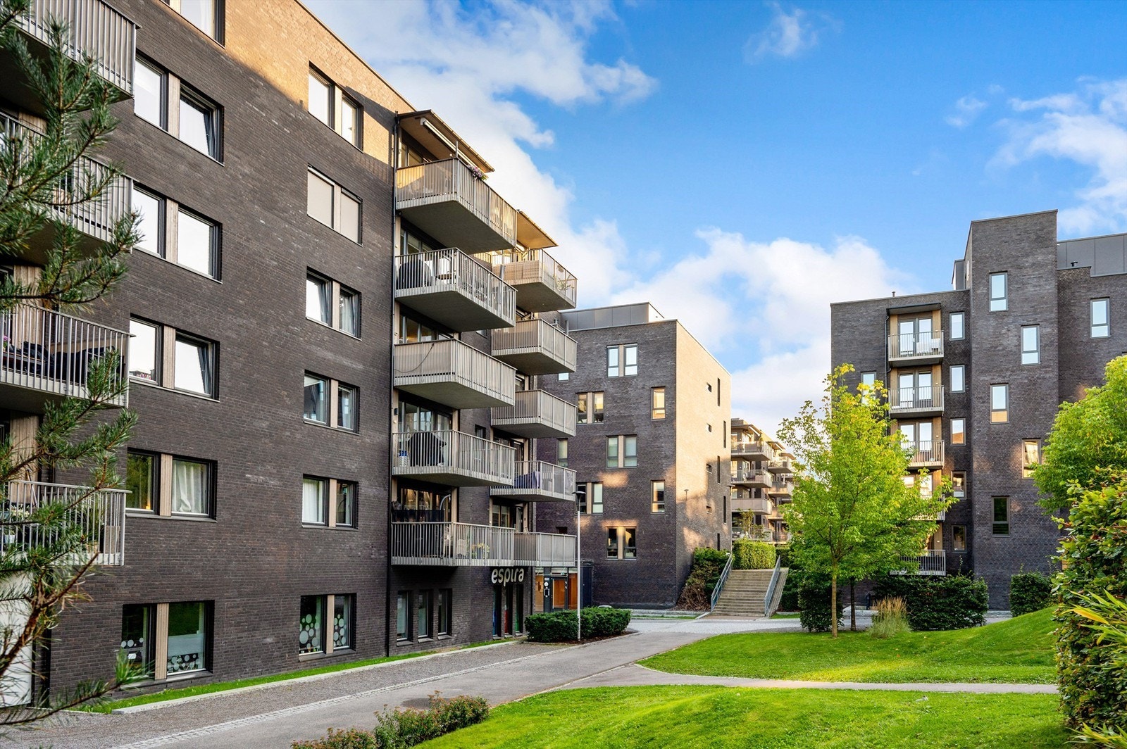 Fasaden - flott beliggenhet i byggets tredje etasje Galleribilde