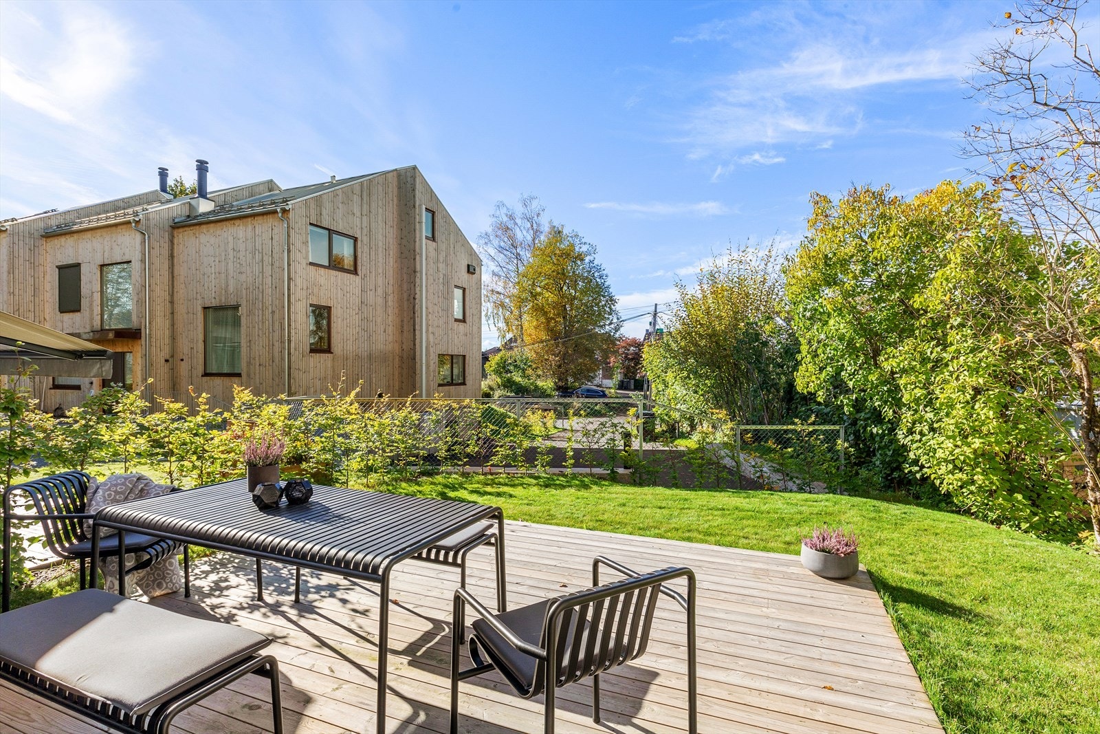Boligen har solrik markterrasse og hage. Galleribilde