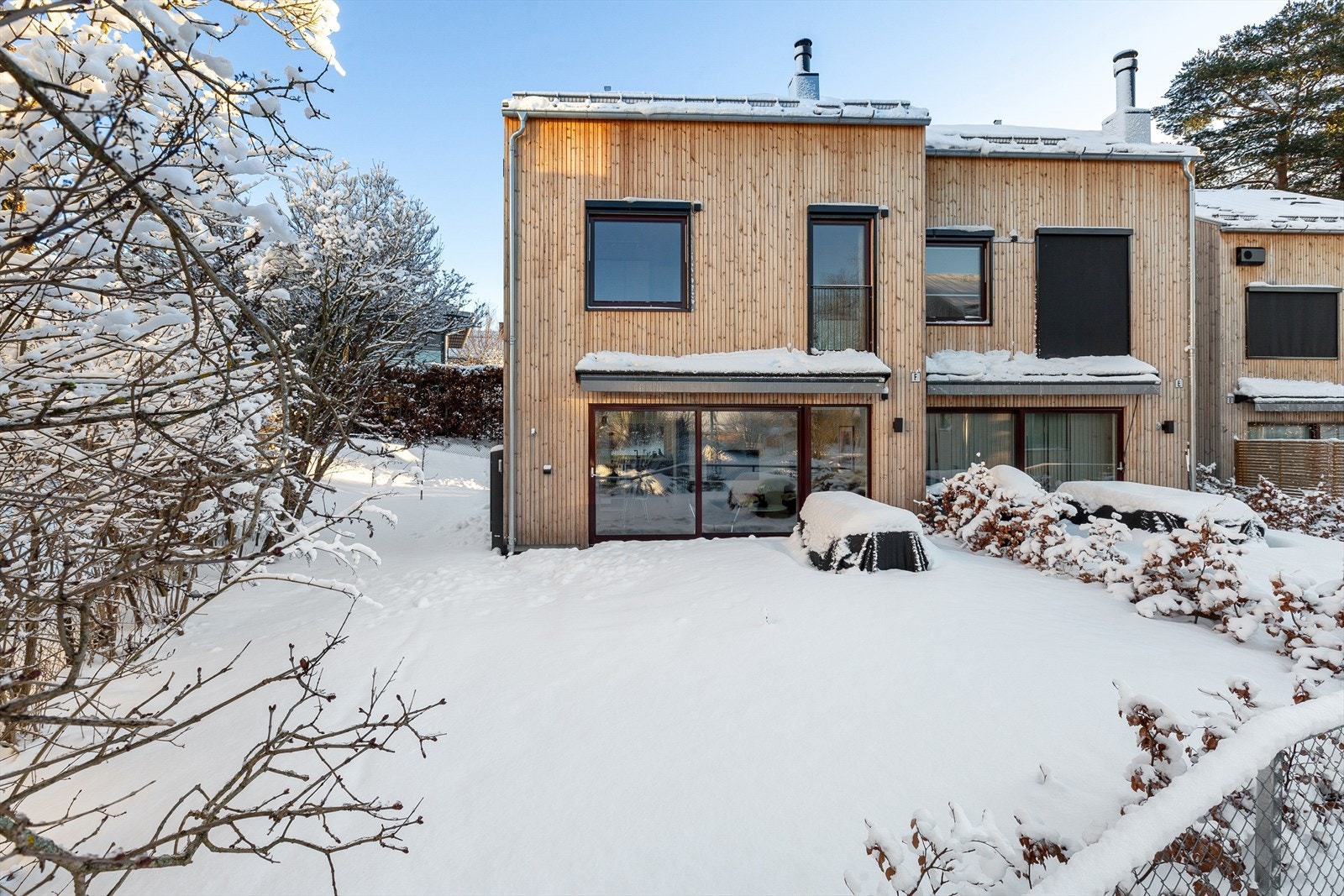 Boligen har en praktisk og familievennlig planløsning og inneholder hele 4 soverom, 2 stuer, 2 bad og praktisk vaskerom. Galleribilde