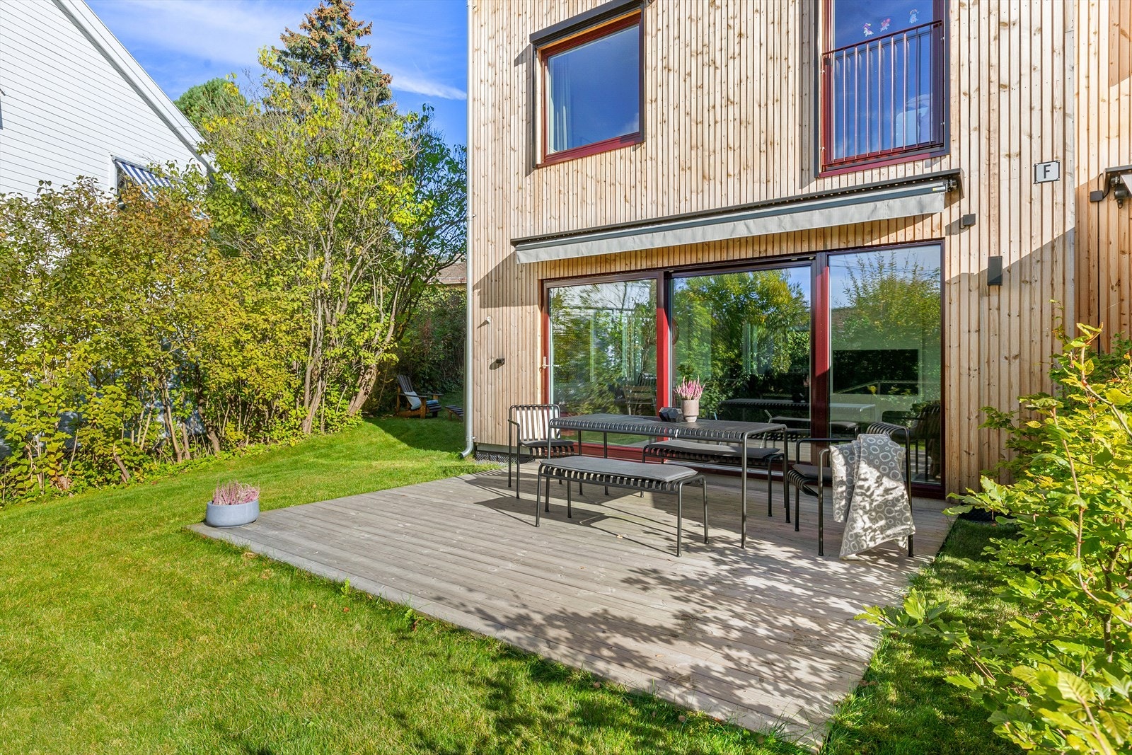Fra stuen er det utgang til markterrasse på 17 kvm og hage. Galleribilde
