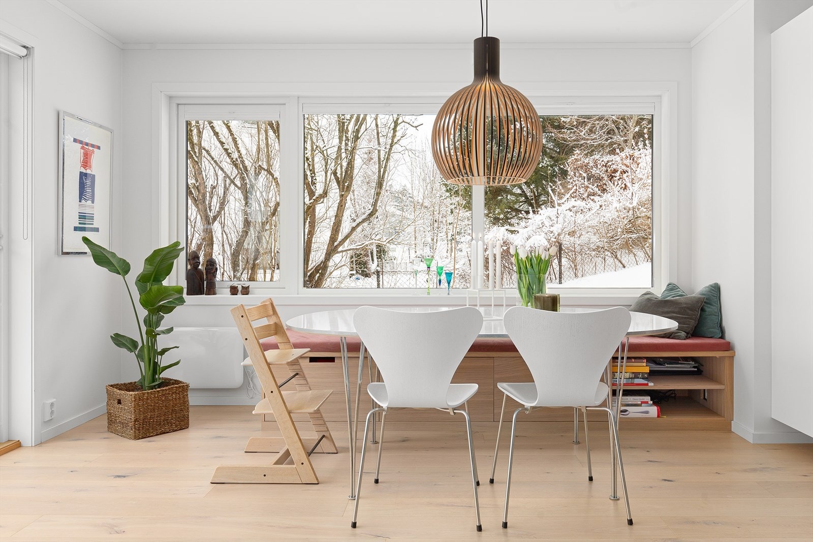 Spisestue med plass til langbord og hyggelig utsyn. Galleribilde