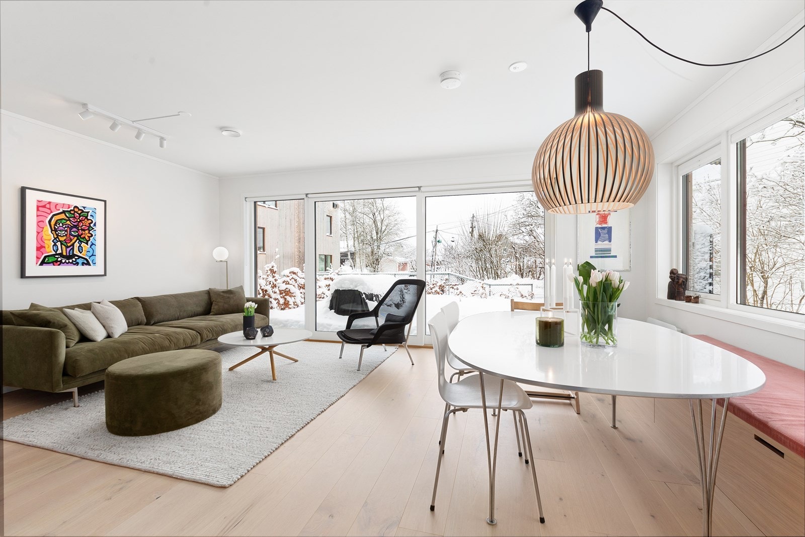 Lys og romslig stue med plass til flere soner. Galleribilde