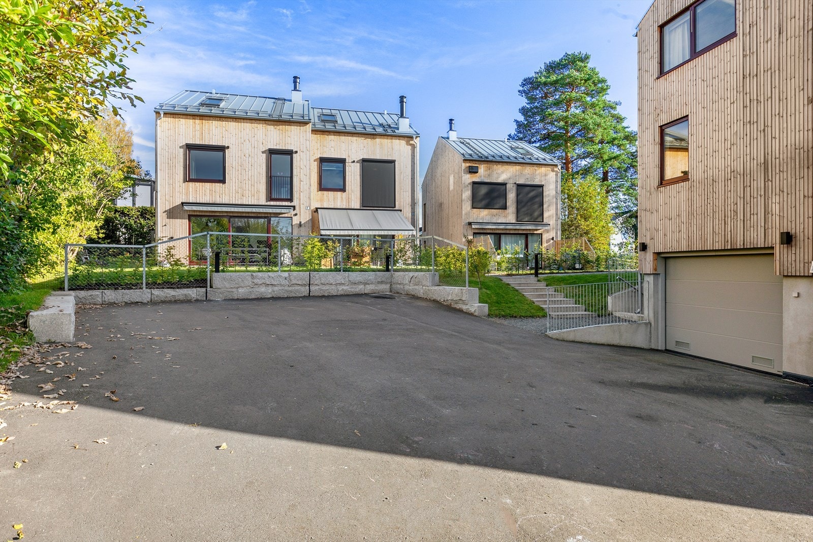 Felles gårdsplass, og innkjøring til underjordisk garasje. Det medfølger 1 garasjeplass med elbillader. Galleribilde