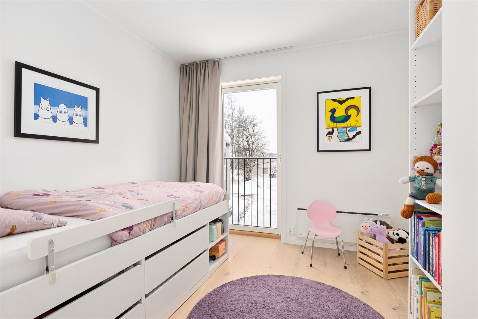 Soverom med fransk balkong. God plass til seng, skrivebord og garderobe. Galleribilde